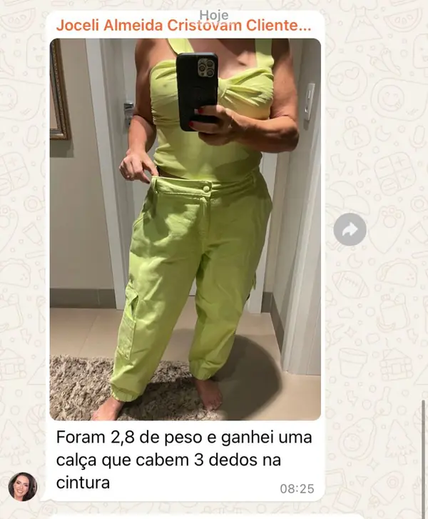 Aluna Joceli mostrando perda de medidas com calça folgada.