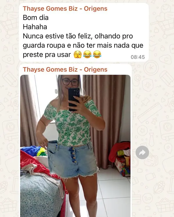 Aluna Thayse comemorando guarda-roupa sem peças que sirvam.